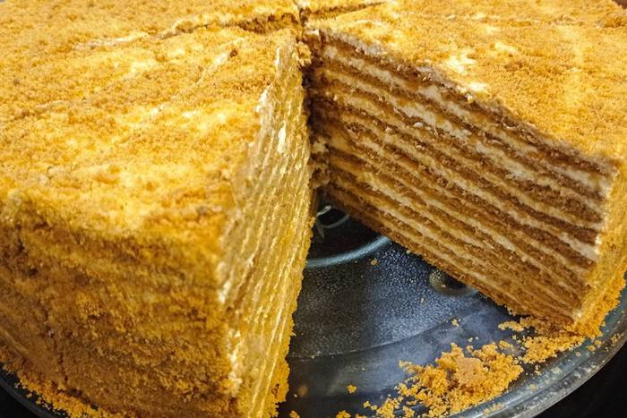 Medovik torta - 10 mézeslappal készült